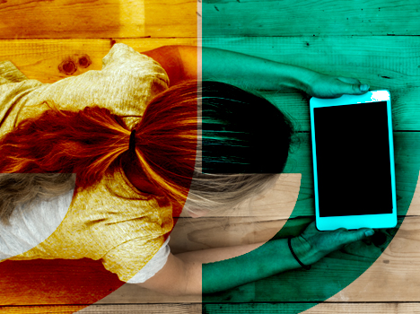 Barn på gulvet med ipad