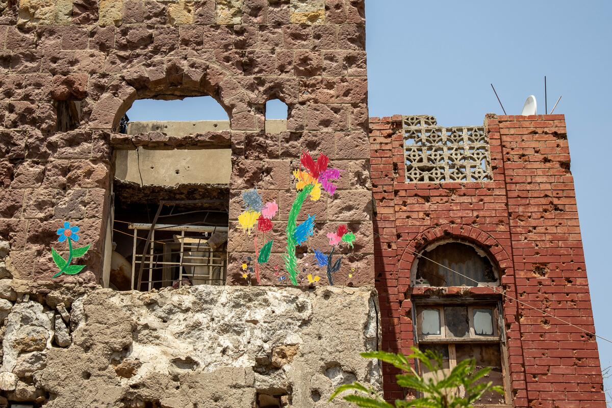 Tegninger af blomster på ødelagt bygning