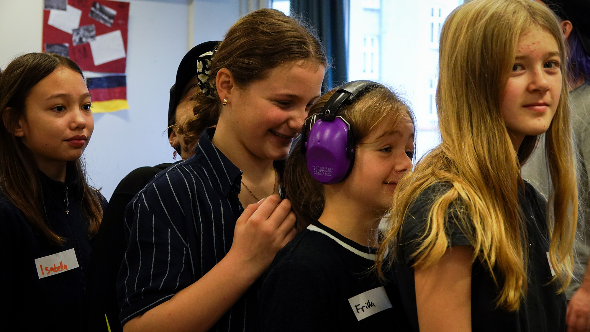 Fem børn på række i klasselokale