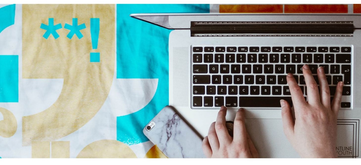 Hænder ved computer