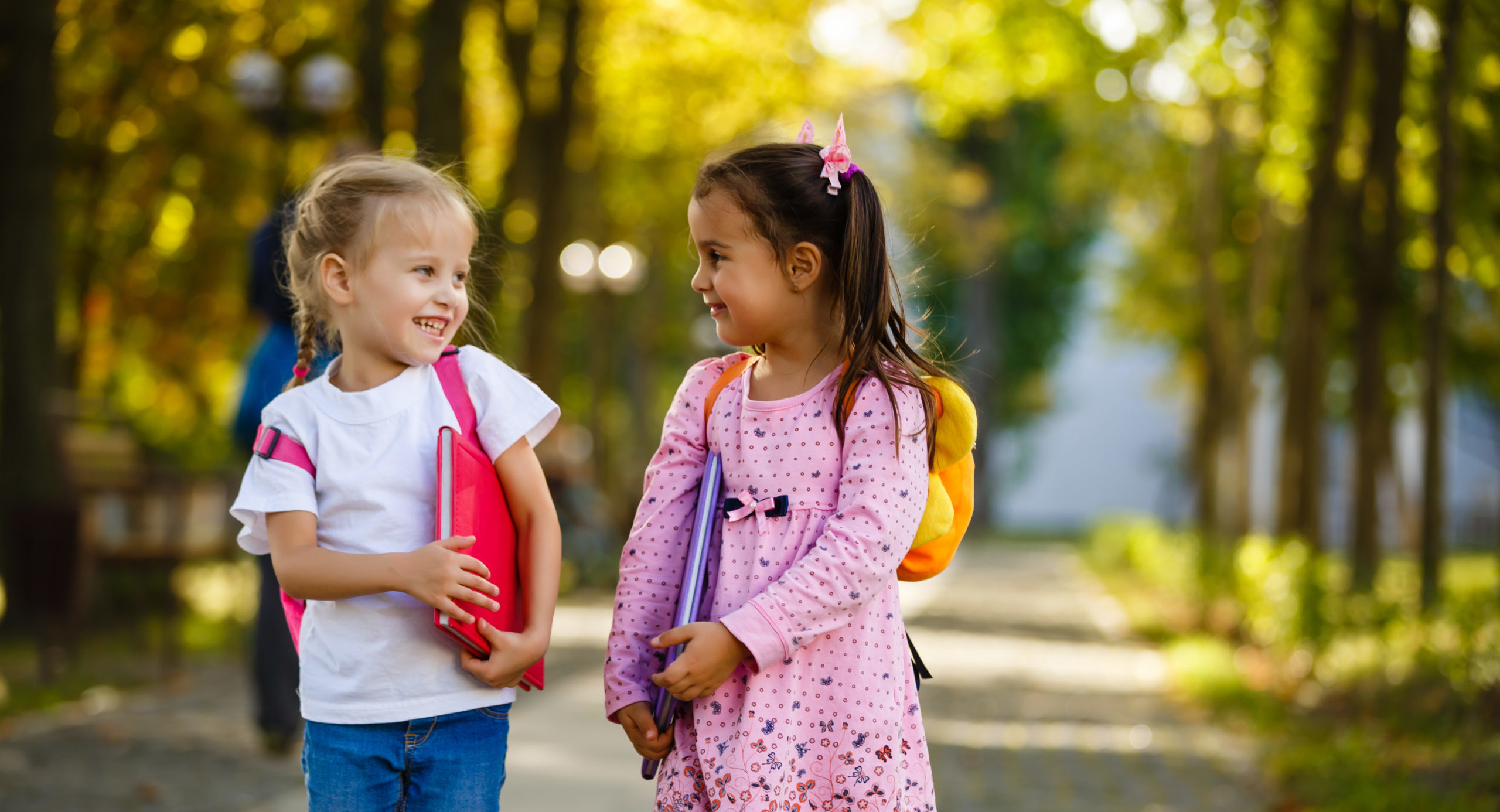 To glade piger på vej i skole