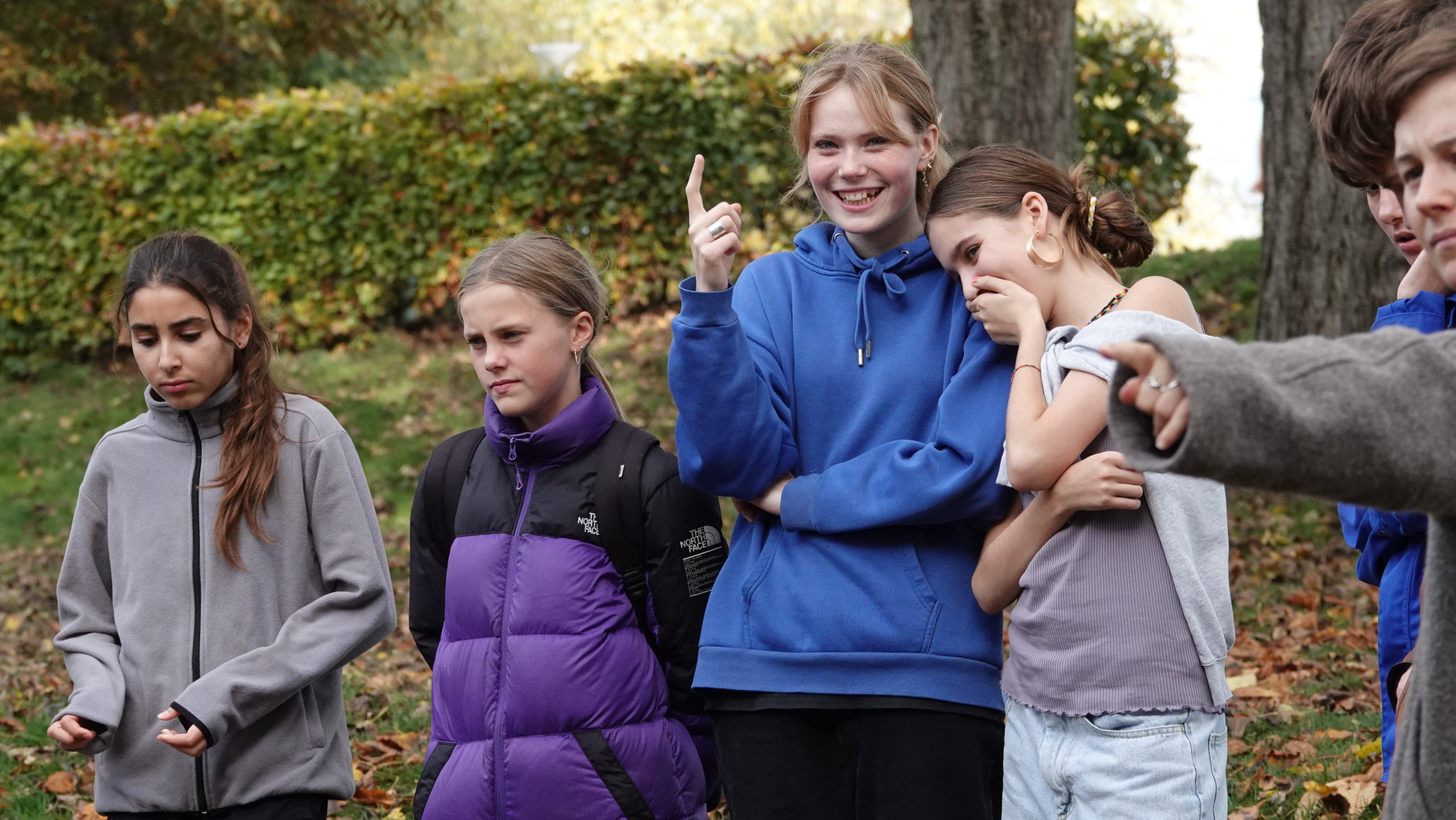 Elever står udenfor