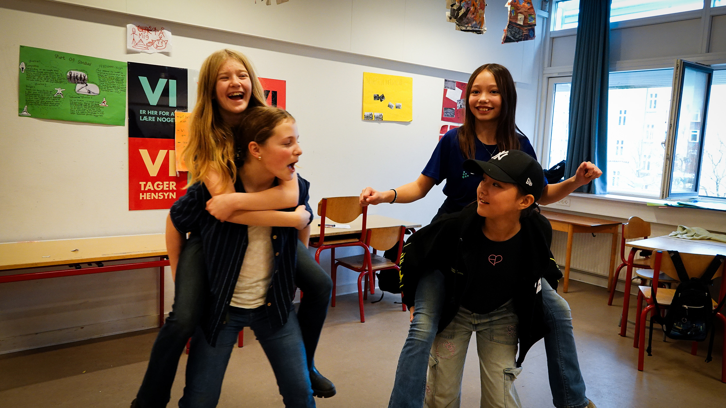 Fire elever leger i klasselokale